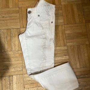 White distressed Guess denim jeans in a size 25.